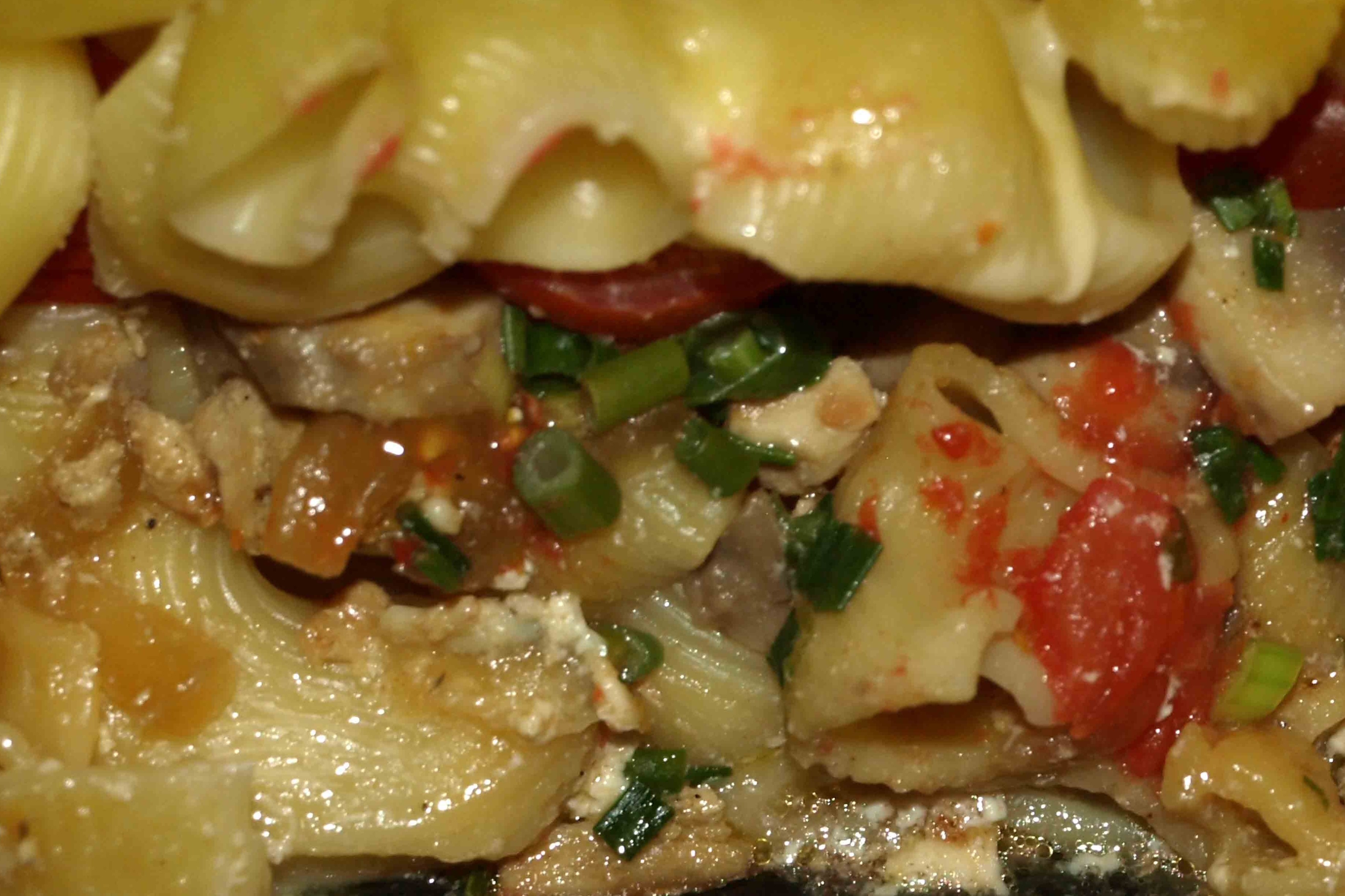 Паста с курицей, грибами, помидорами и сливками