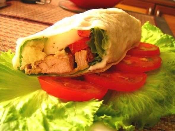 Запеченная куриная грудка с перцем в лаваше или пите с луком