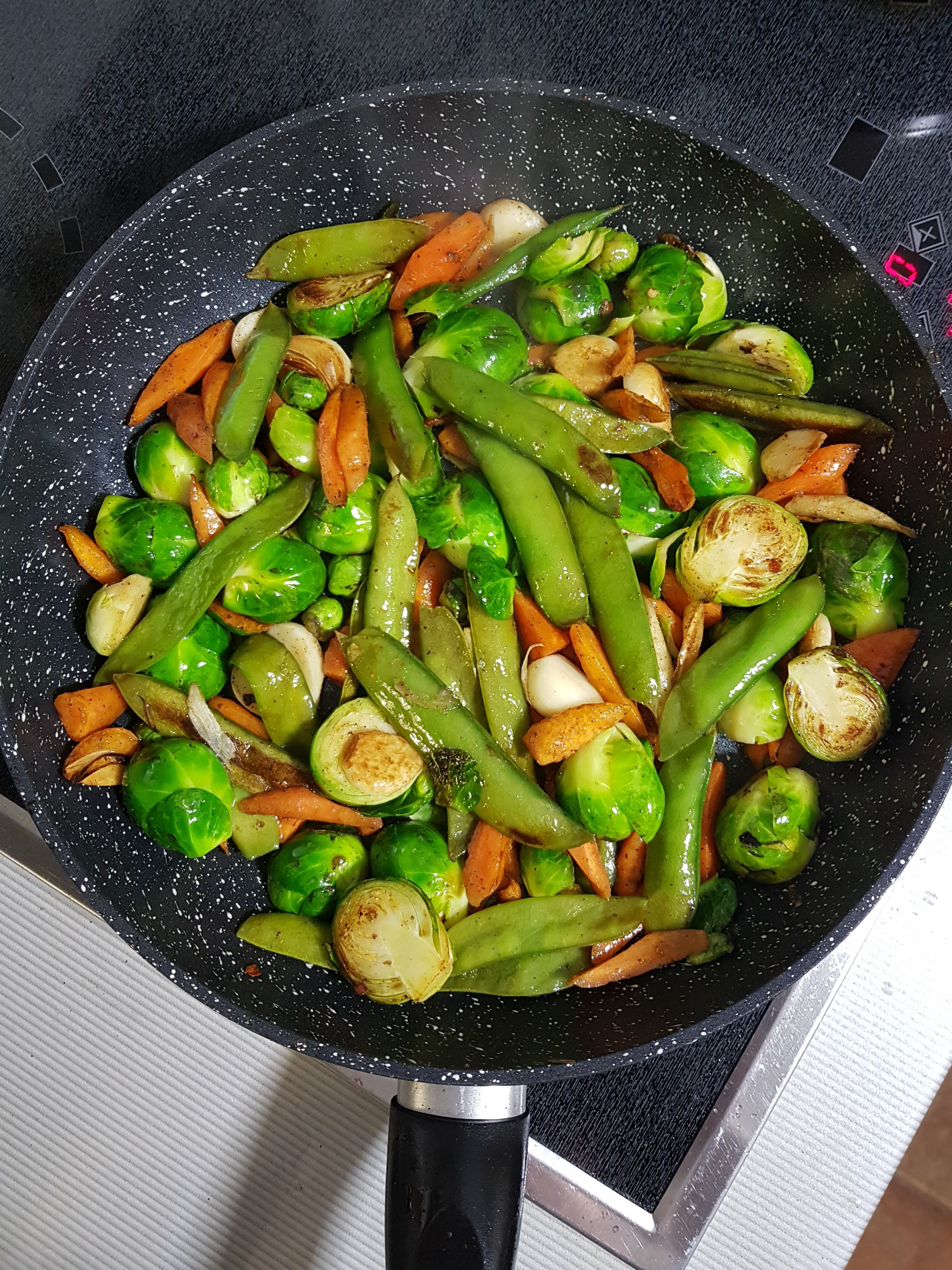 Брюссельская капуста, жаренная с горохом