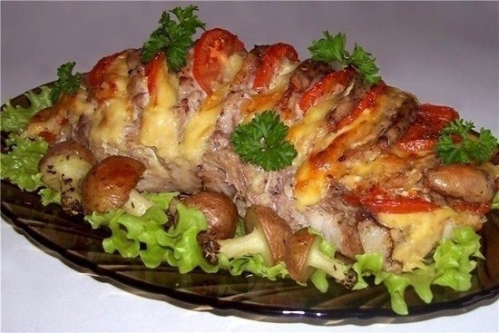 Свинина, запеченная гармошкой, с картофельными грибочками