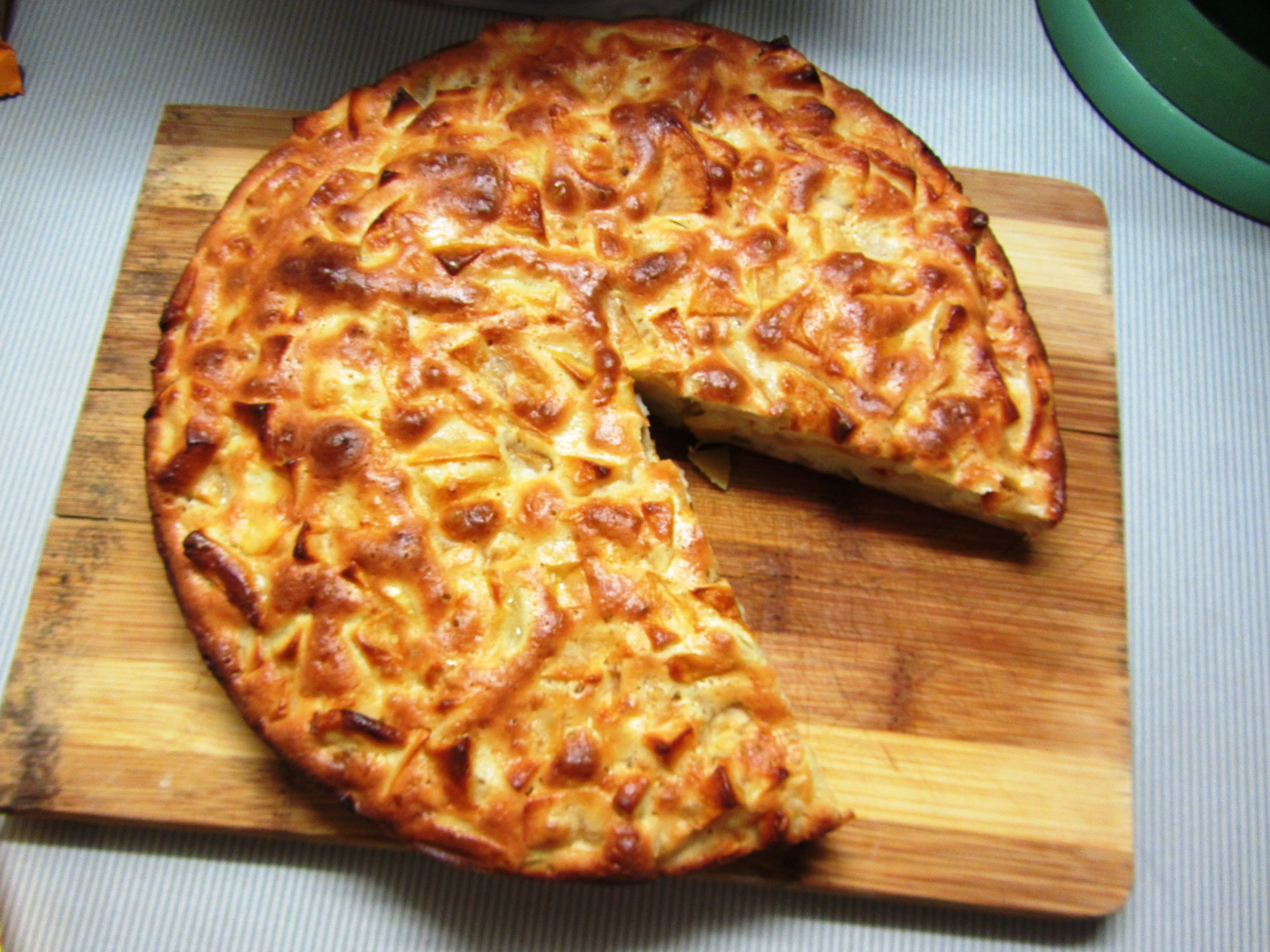 Шарлотка с яблоками и корицей