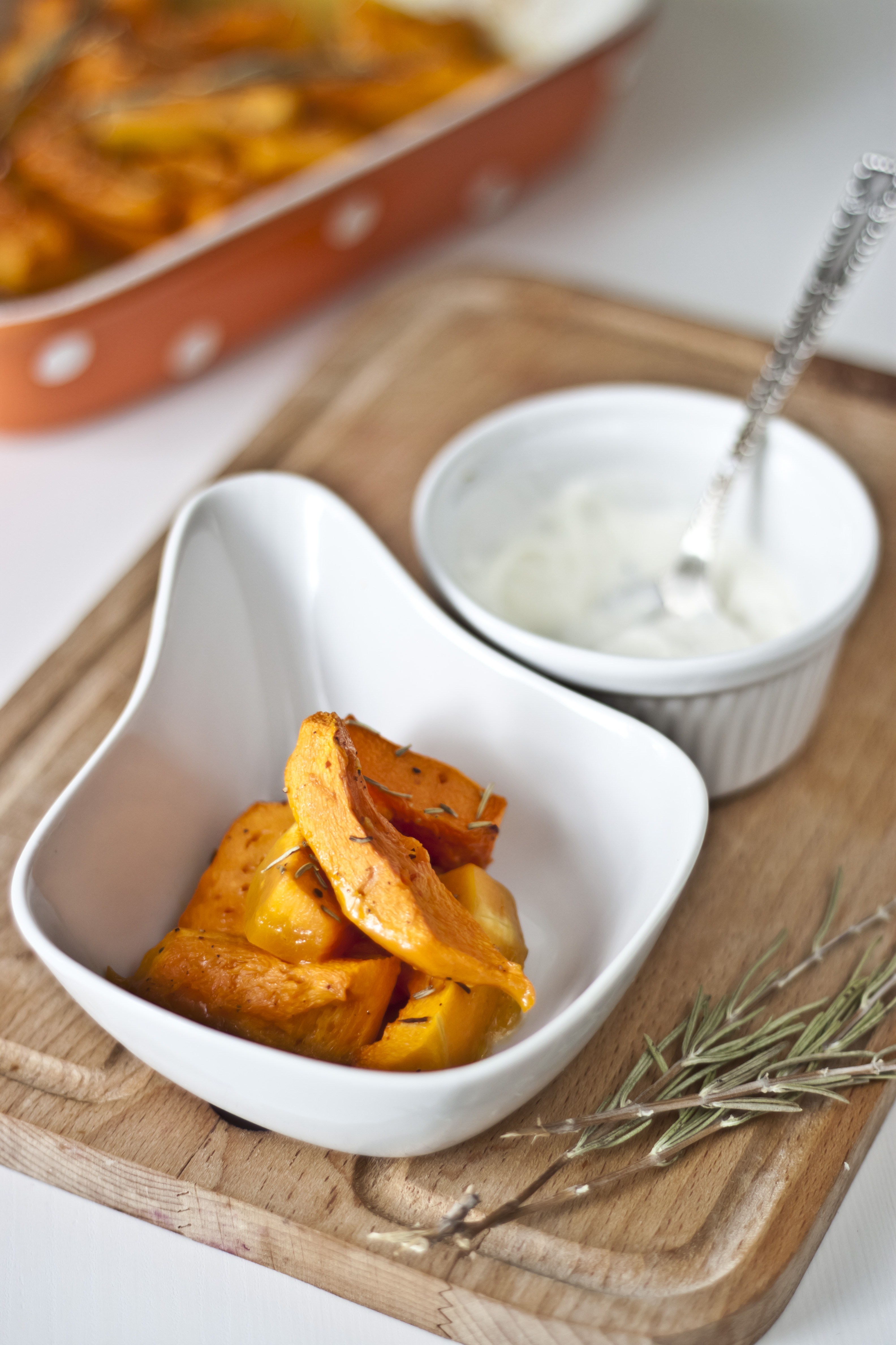 Тыква, запеченная с персиками, ромом, медом и розмарином