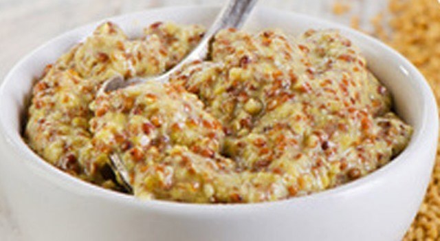Горчичный соус с чили, луком и сливками