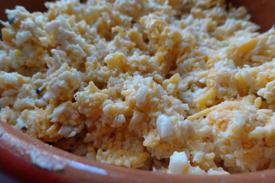 Куриный салат с яйцами и сыром