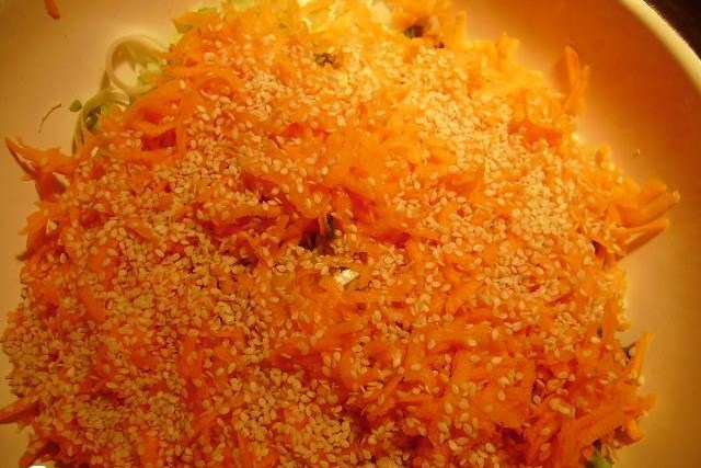 Фруктово-овощной салат, заправленный сливочным йогуртом