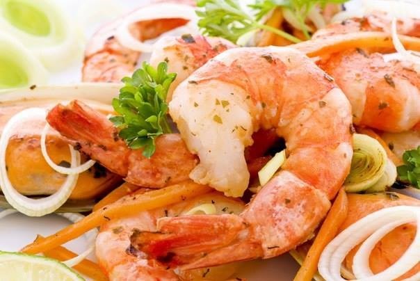 Креветки в арахисовом масле с чесноком и кориандром