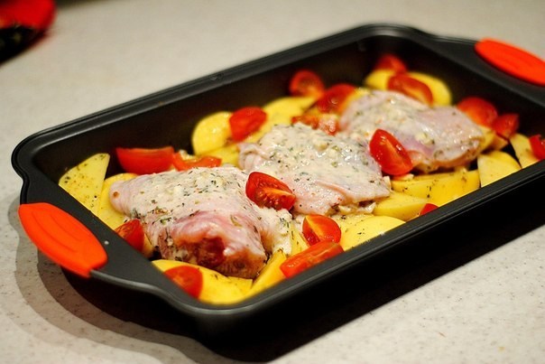 Курица с картофелем, запеченная в кефире с чесноком и травами