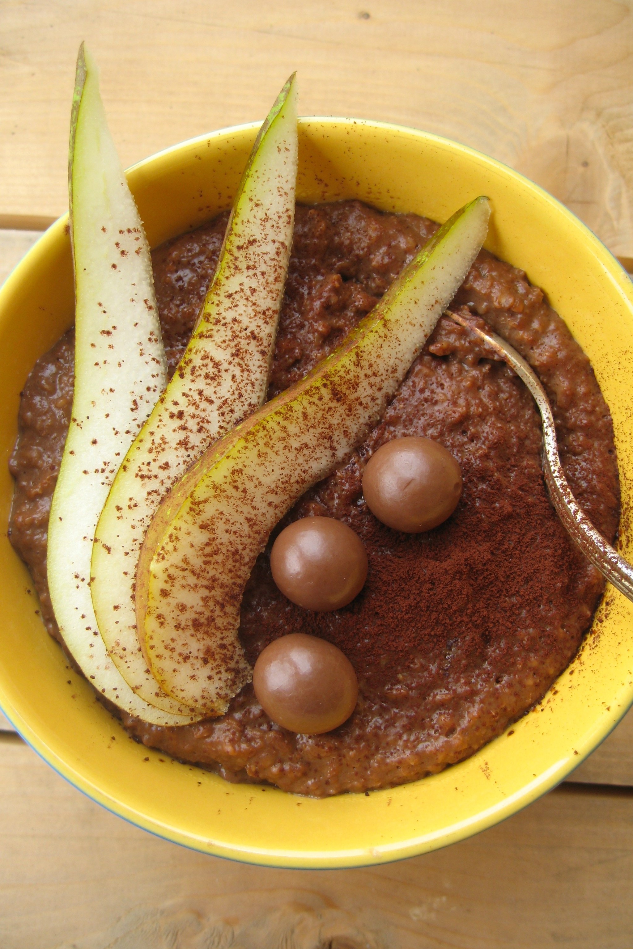 Овсяная каша с грушей и шоколадом