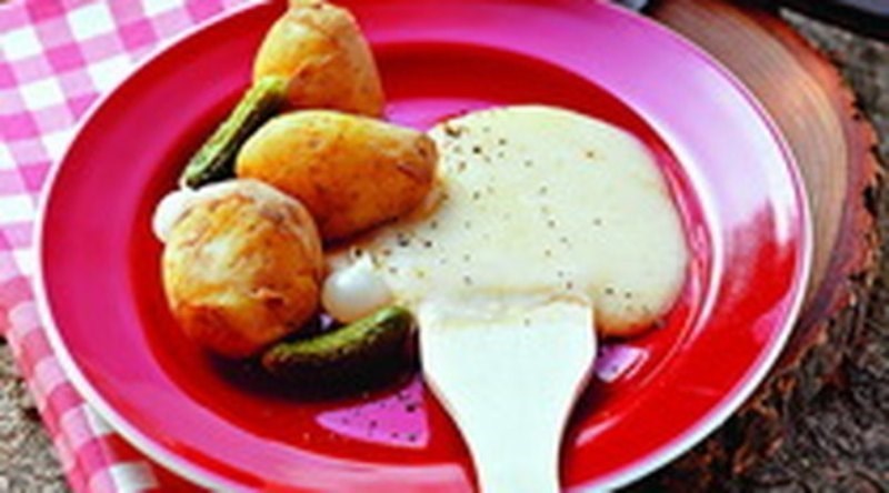 Раклет из сыра, картофеля, маринованных огурчиков и хлебцо�