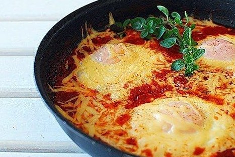 Яйца пашот в томатном соусе
