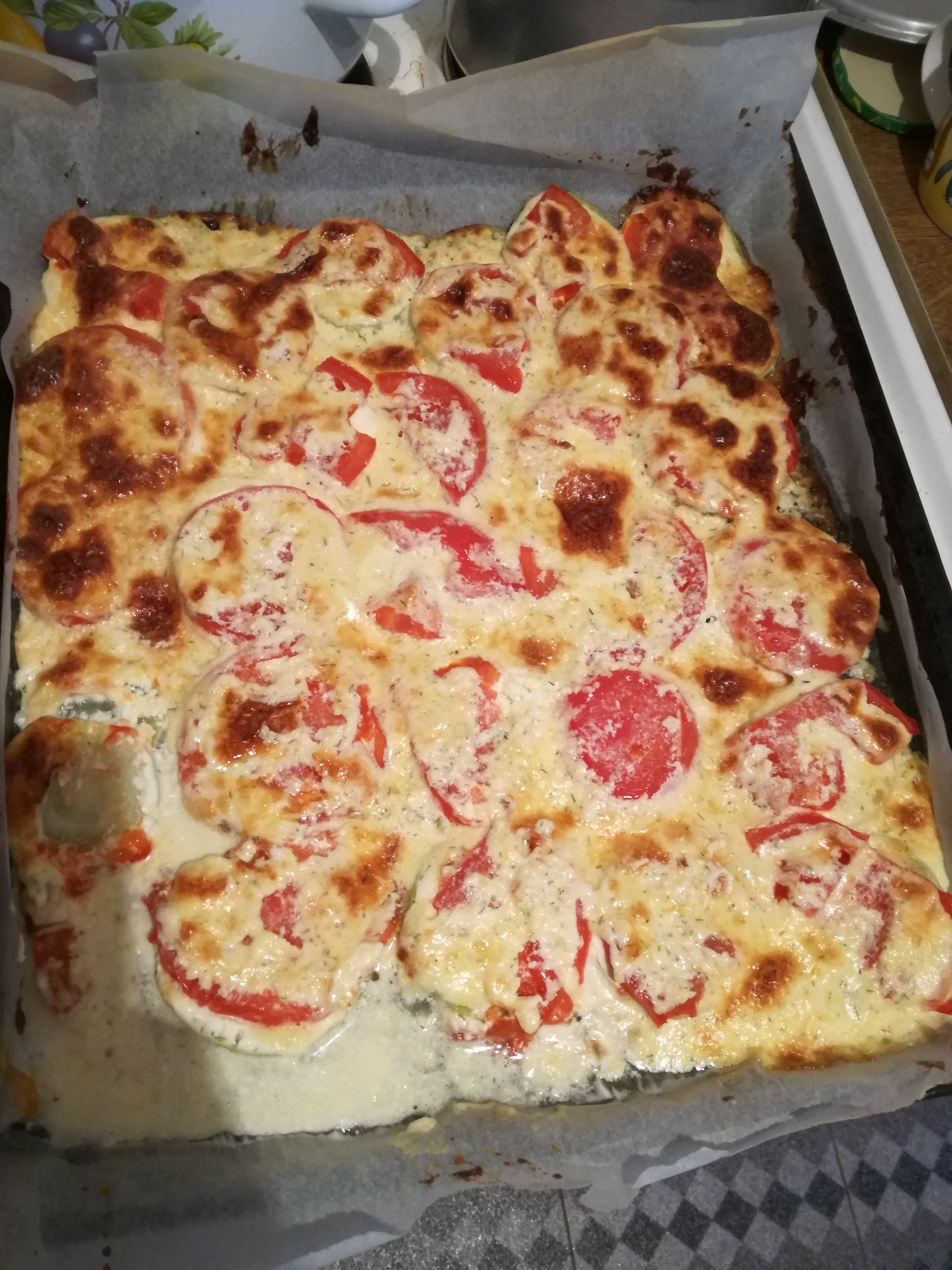 Печеные сырные кабачки с помидорами и чесночным соусом