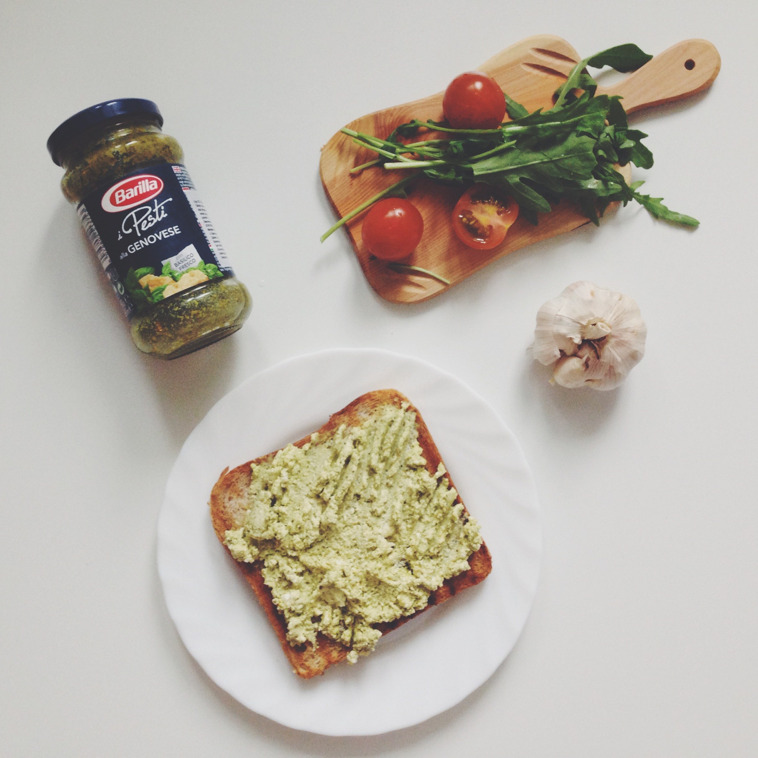 Сэндвичи с творожным кремом и соусом песто, с чесночными креветками