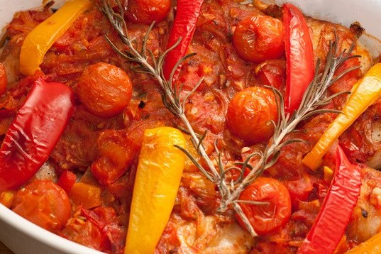 Курица, запеченная с овощами