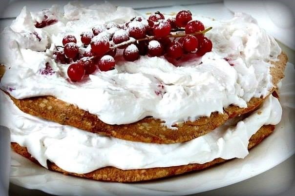 Меренговый торт с малиной