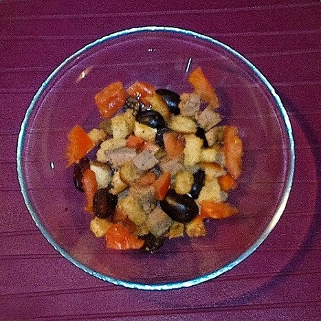 Салат «Груцам» с запеченным мясом, виноградом, помидорами и гренками