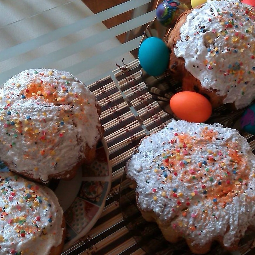 Пасхальный кулич с изюмом.