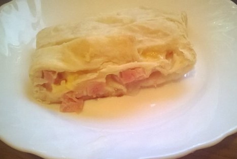 Слойка с ветчиной и сыром