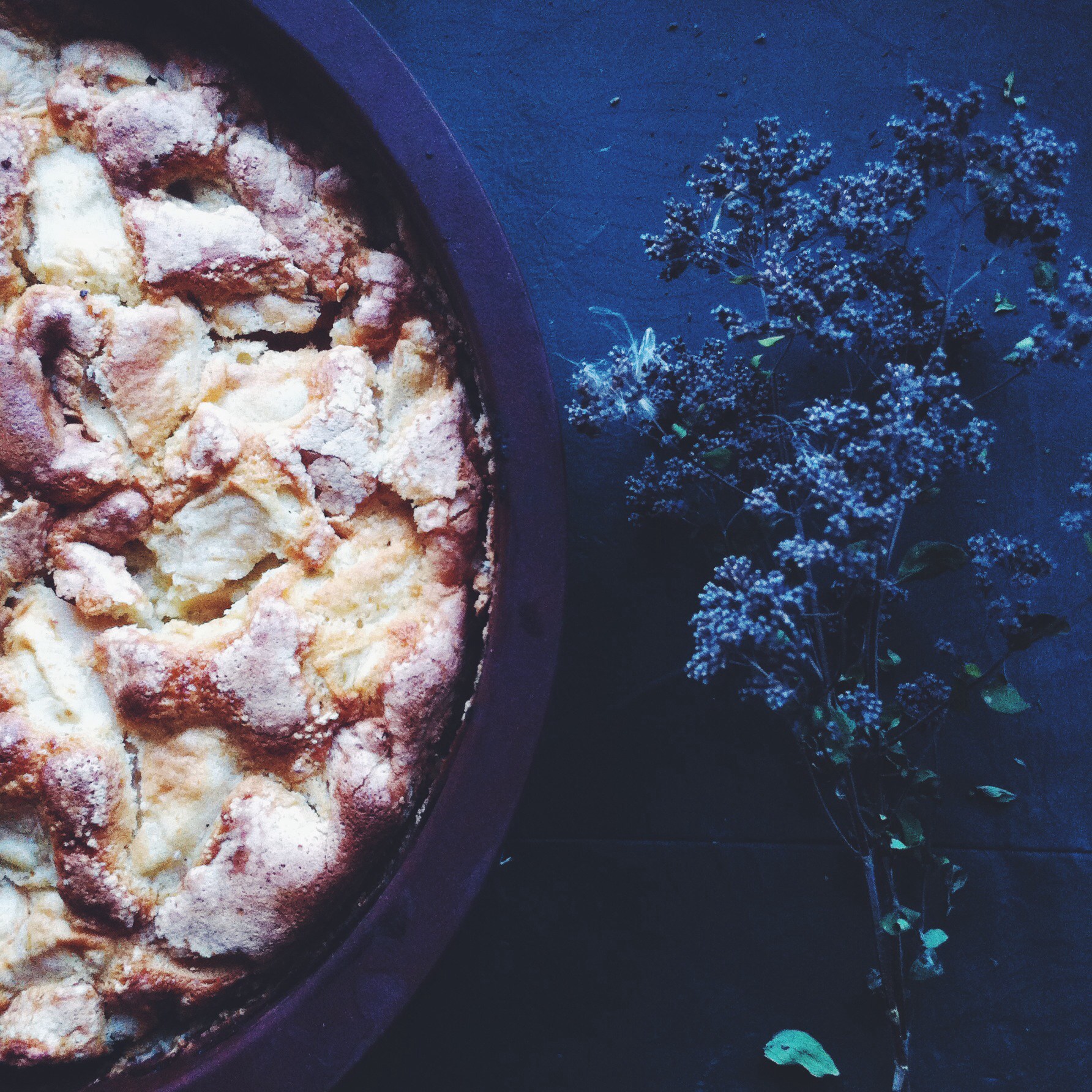 Шарлотка с корицей и яблоками