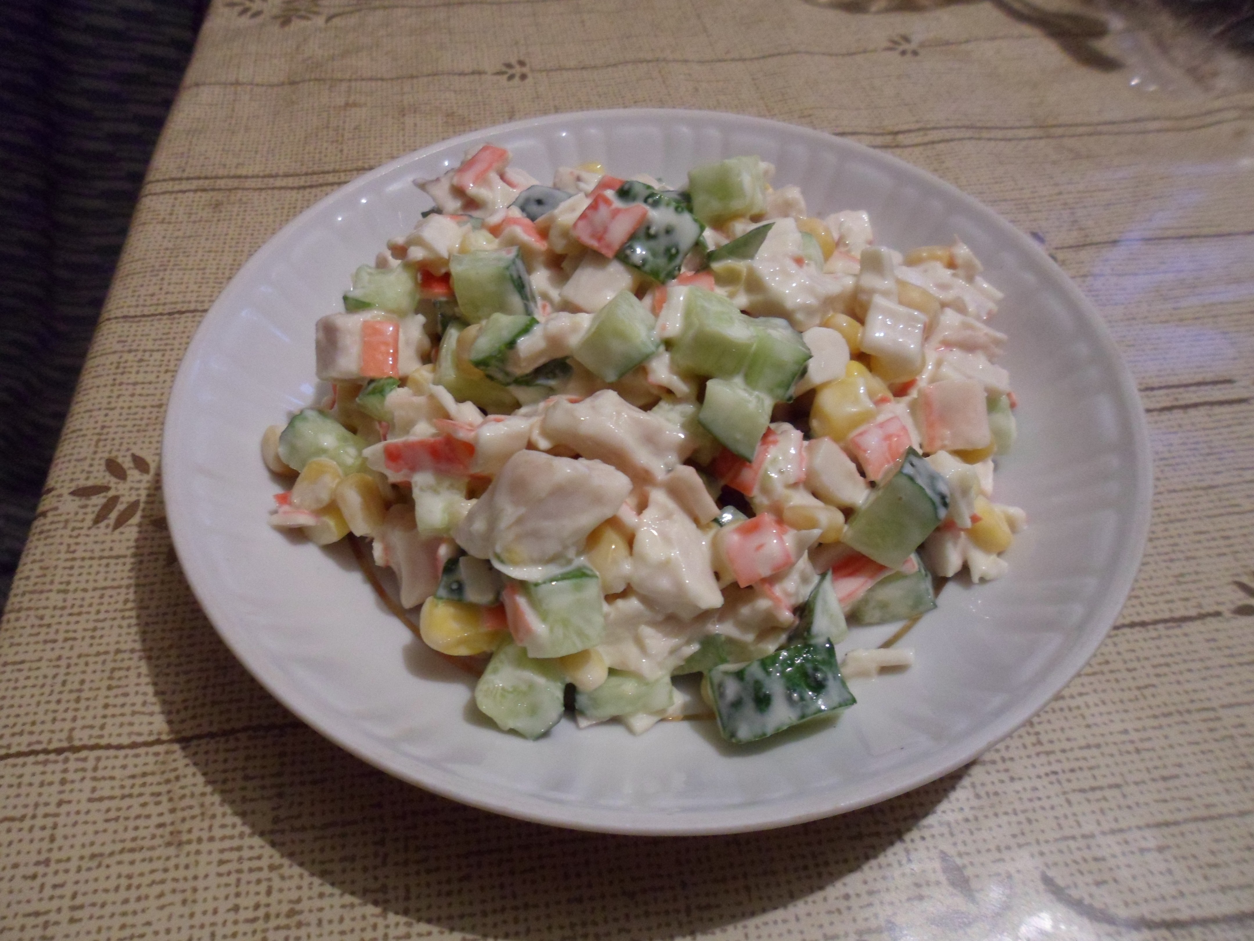Куриный салат с крабовыми палочками и кукурузой