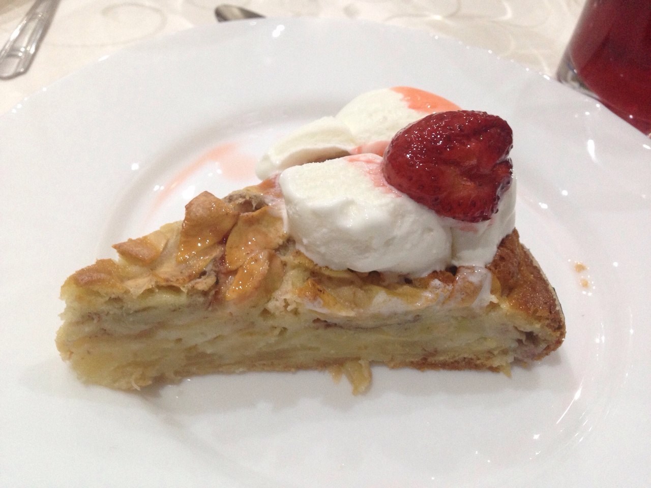 Шарлотка с мороженым и клубникой
