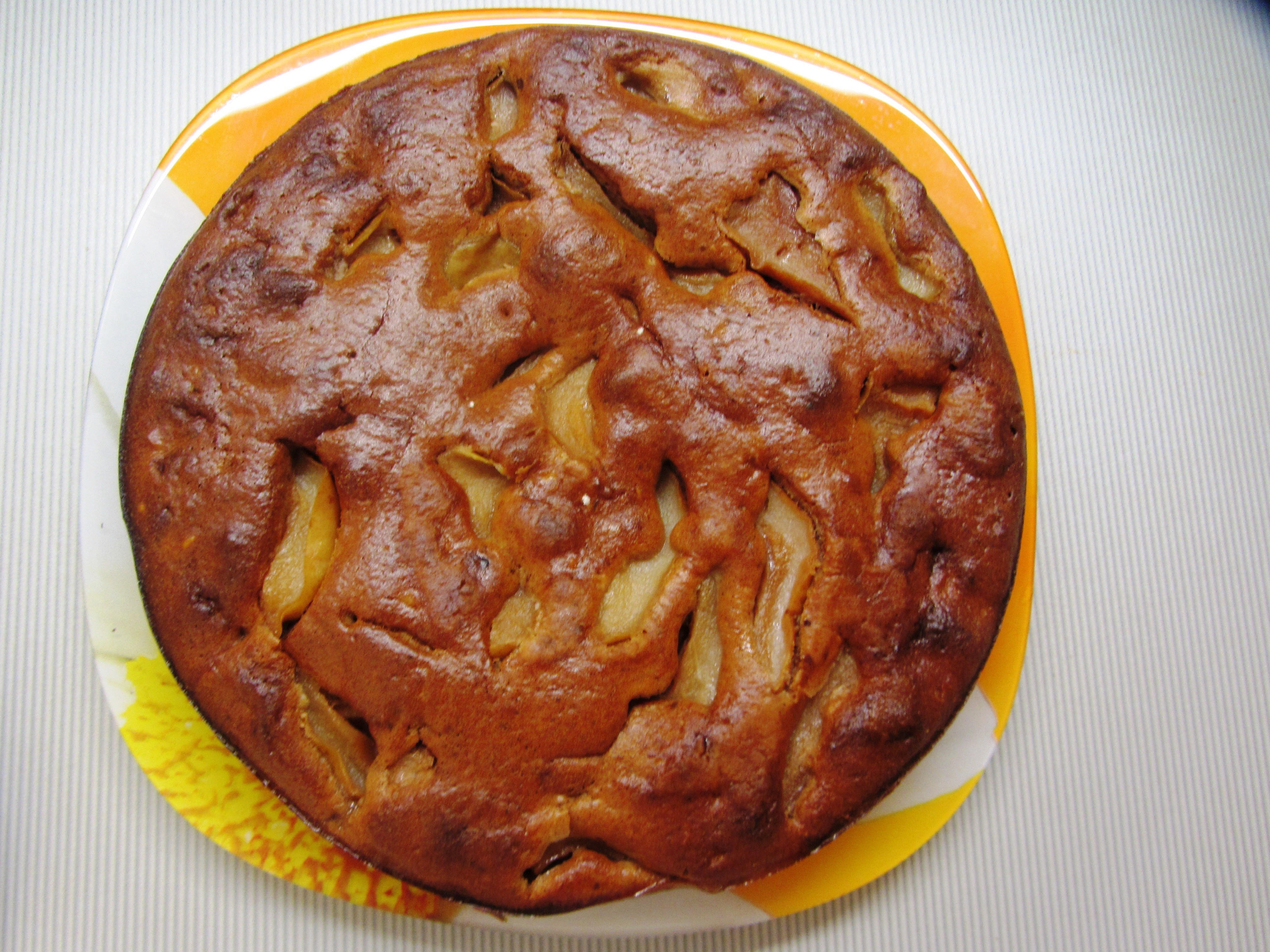 Пирог шоколадный с грушами