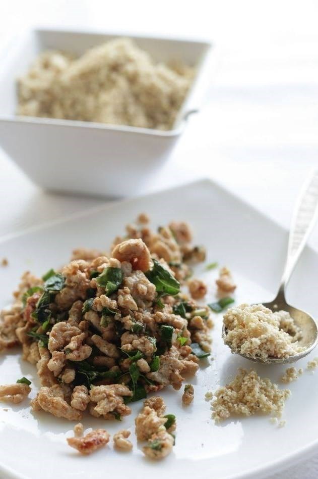 Салат с травами, рубленой курицей и пряной заправкой