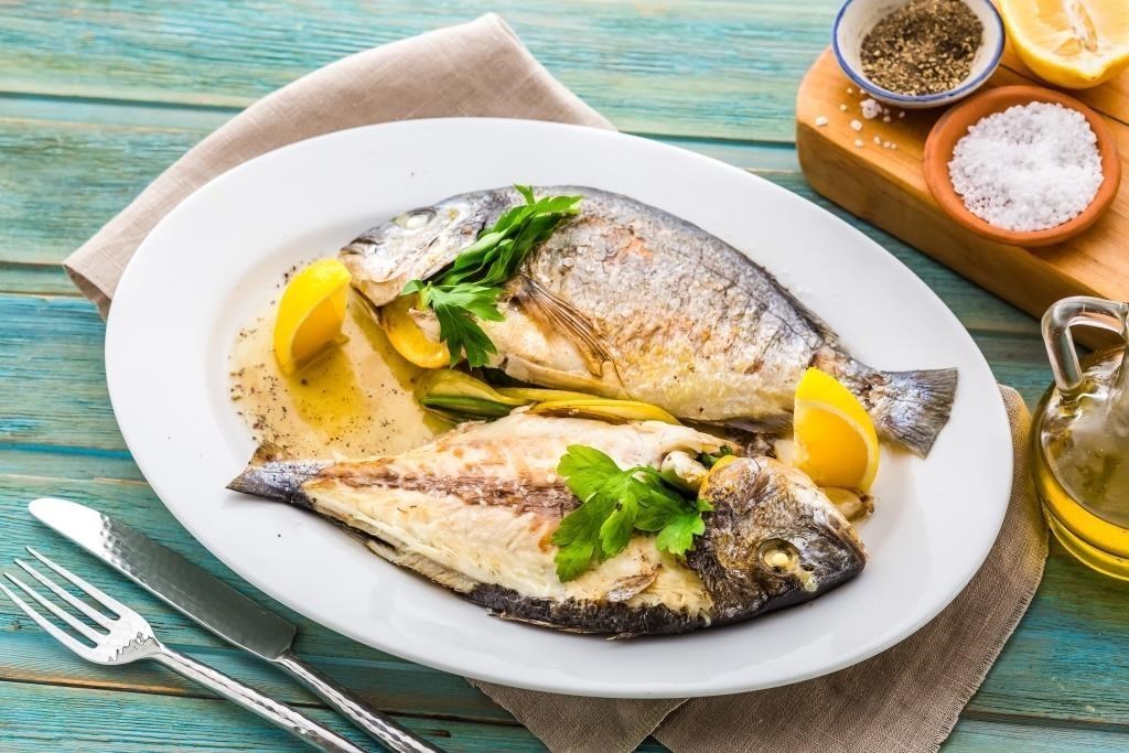 Дорада, маринованная с травами