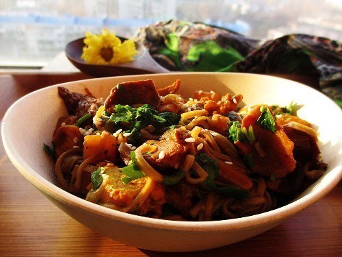 Гречневая лапша с тыквой, лисичками и курицей