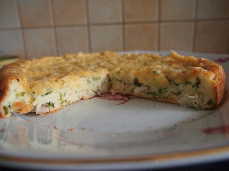 Пирог с зеленым луком, курицей под сырной корочкой
