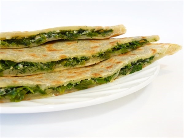 Лепешки с начинкой из зелени моркови, кориандра и шнитт-лука
