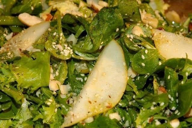 Зеленый салат с фасолью, грушей и бразильскими орехами