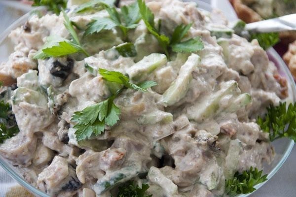 как приготовить салат с куриным филе и черносливом как приготовить салат с куриным филе и черносливом