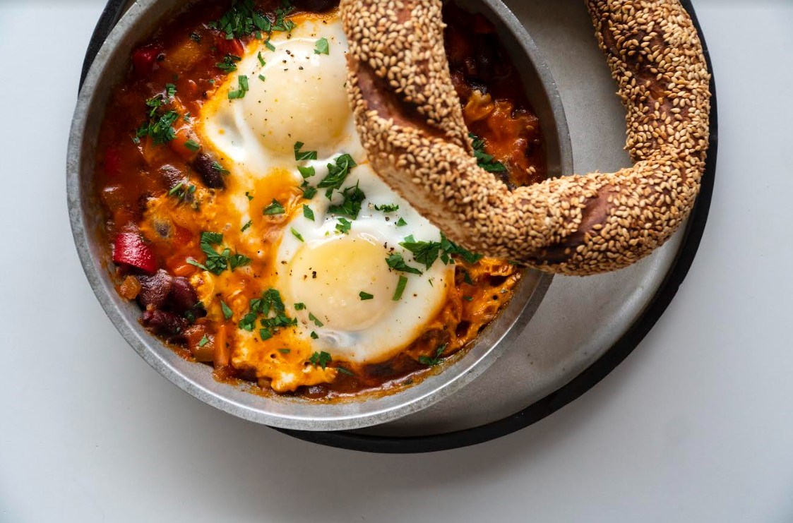 Яичница по-французски с колбасой и помидором – пошаговый рецепт приготовления с фото