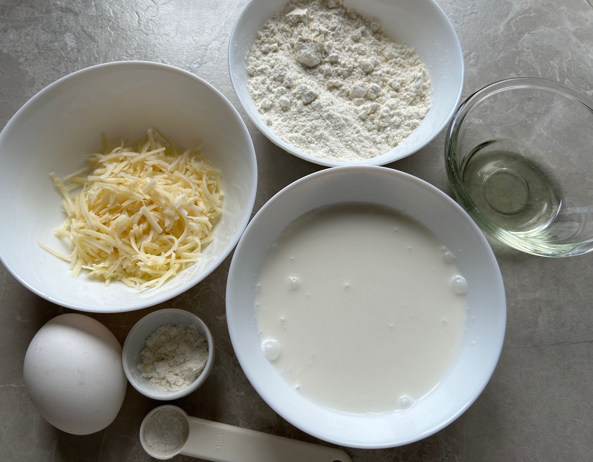 Как приготовить хрустящие крекеры с сыром: простой рецепт соленого печенья
