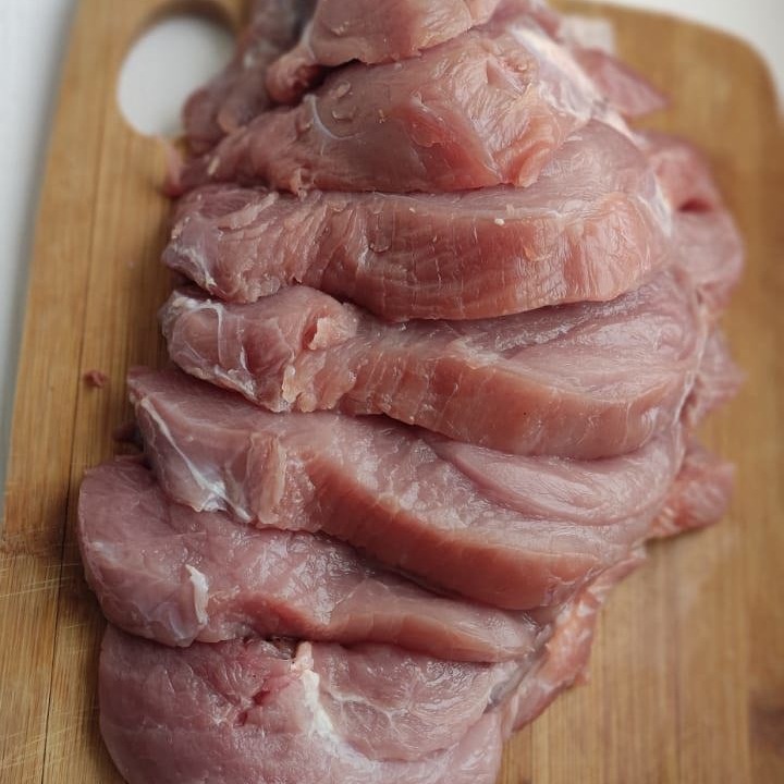 Нежная свинина, запеченная с сыром и помидорами в духовке