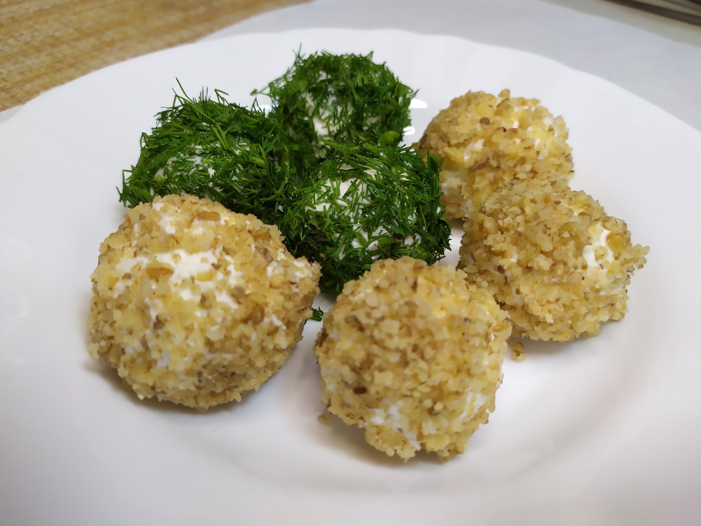 Закуска из брынзы с зеленью и орехами