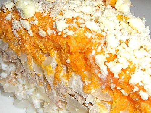 Салат «Мимоза» с рыбными консервами и сыром: рецепт - Лайфхакер