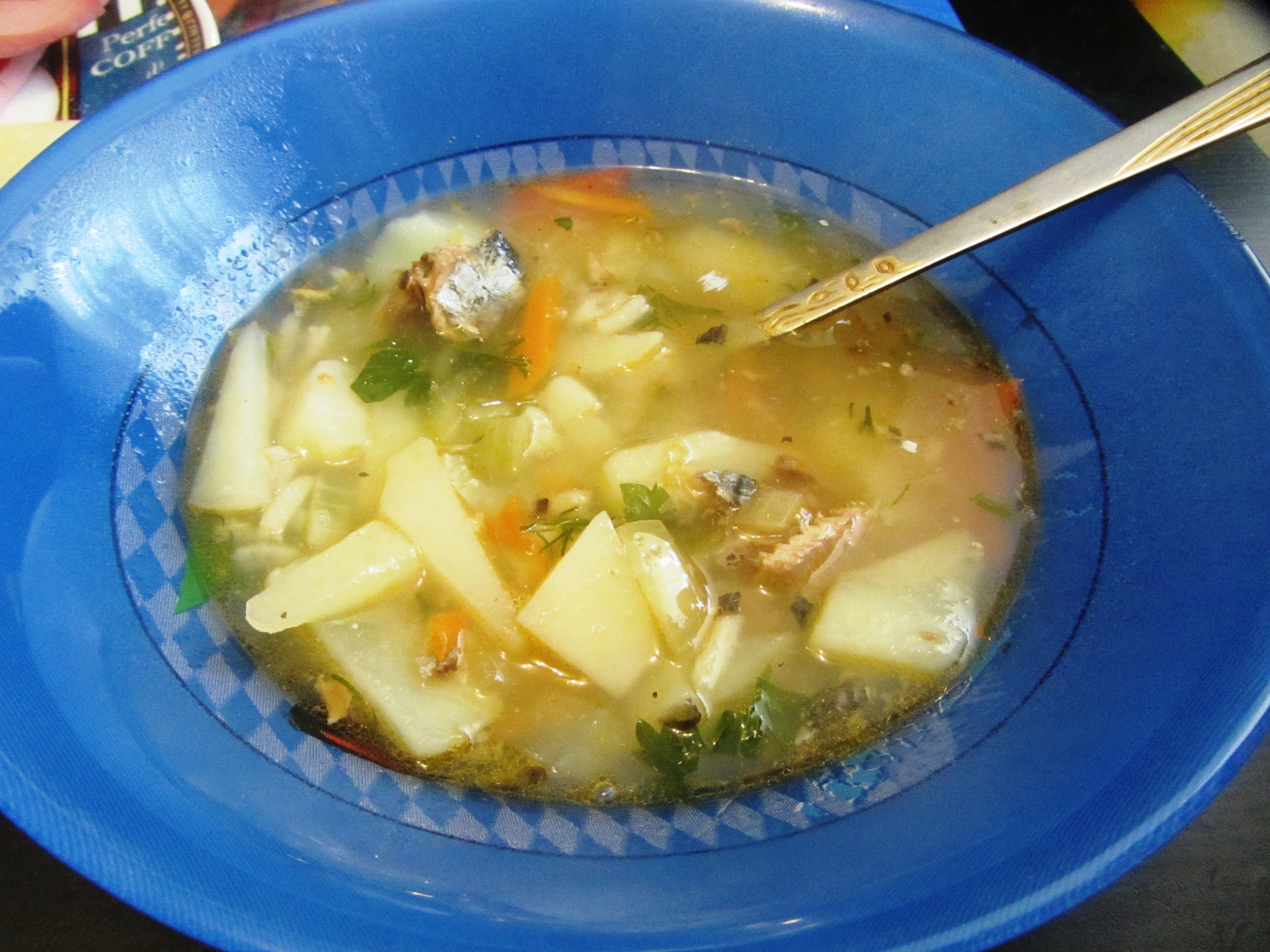 Супы поэтапно. Сайра рыба суп. Рыбный суп из консервов сайры. Суп с сайрой. Суп из консервы сайры.
