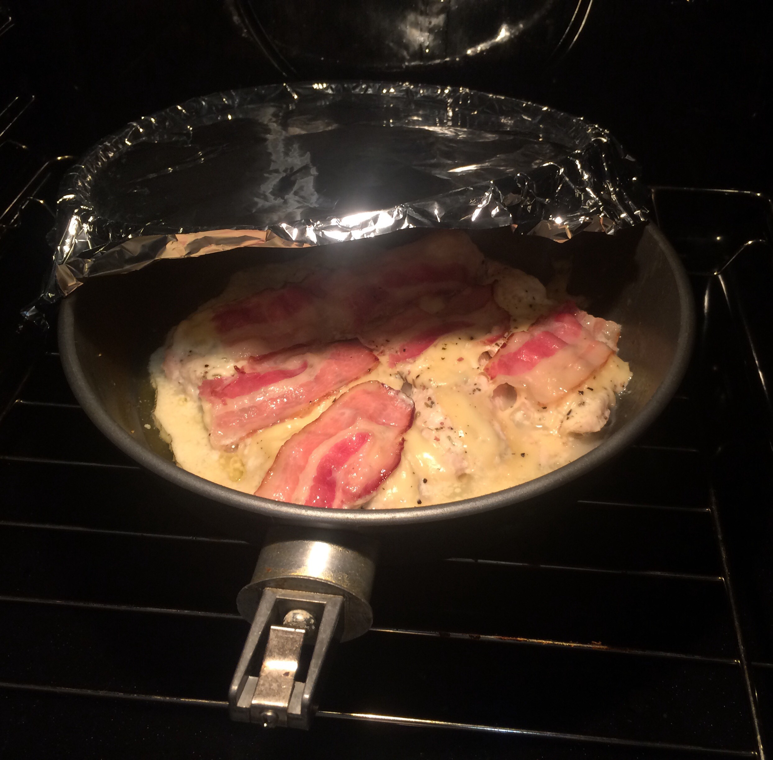 Как приготовить Куриный рулет с беконом и сыром в духовке рецепт пошагово