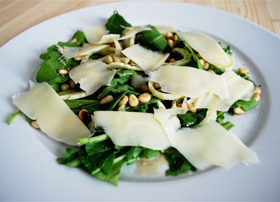 Салат из овощей, микс-салата и сыра пармезан с заправкой цезарь — пошаговый рецепт с фото