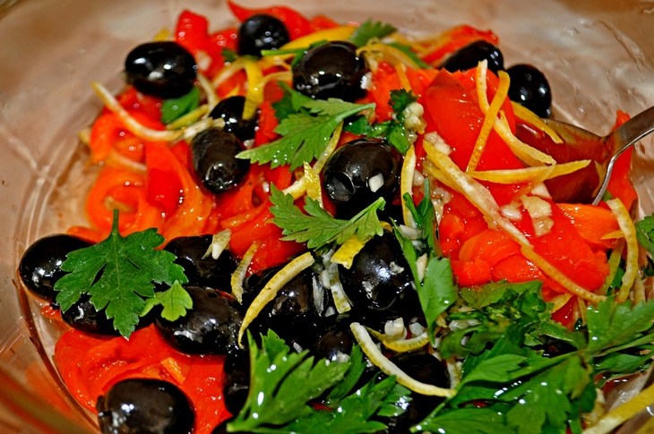 Салат с печеным сладким перцем и оливками