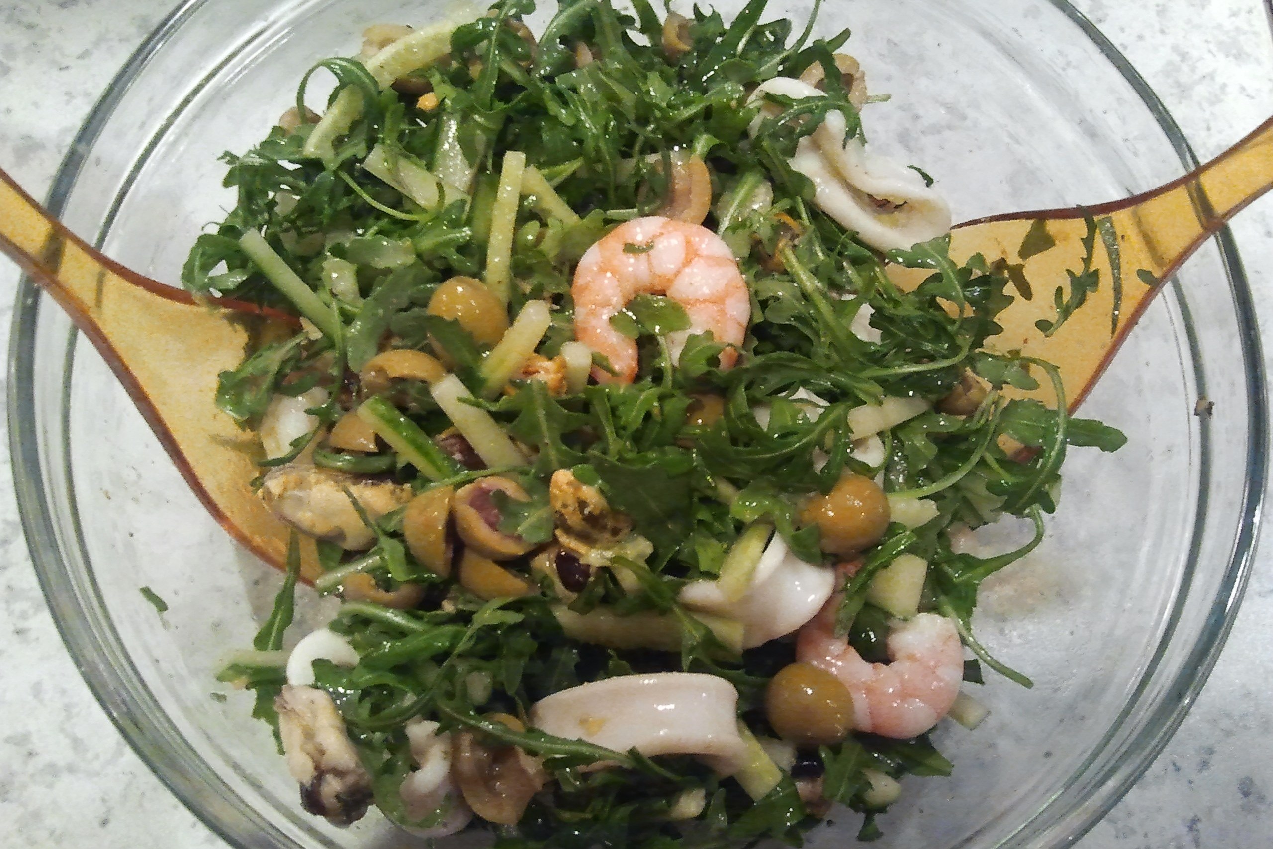 Салат из рукколы с морепродуктами и свежими огурцами