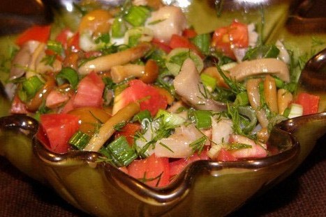Салат с ветчиной, грибами и помидорами