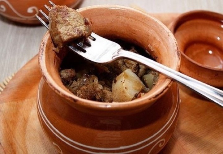 Говядина в горшочке с картофелем и грибами рецепт | Кашевар