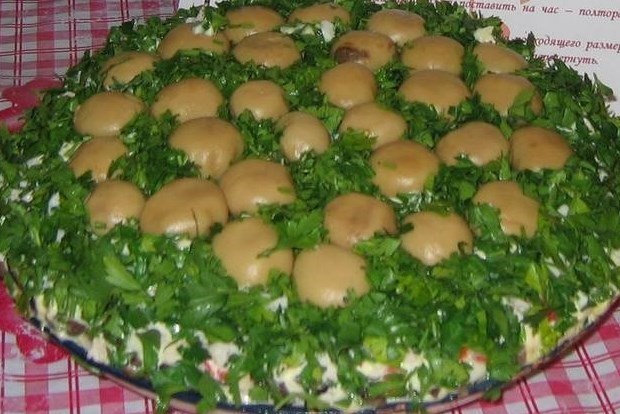 Салат с грибами и сыром «Полянка»