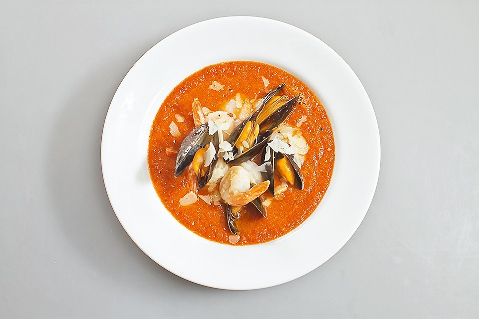 Средиземноморский томатный суп с морепродуктами