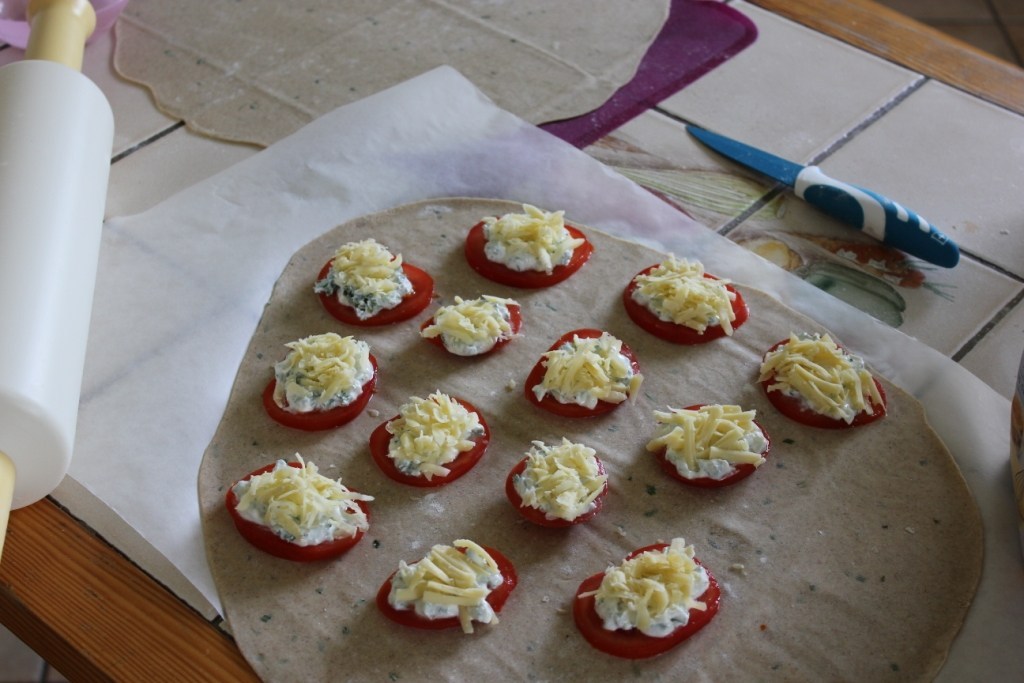 Пирожки бомбочки с помидорами и сыром