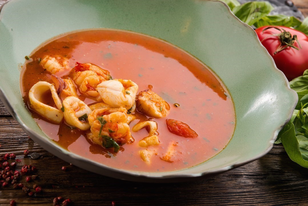 Рецепт: рыбный суп с томатом и морепродуктами