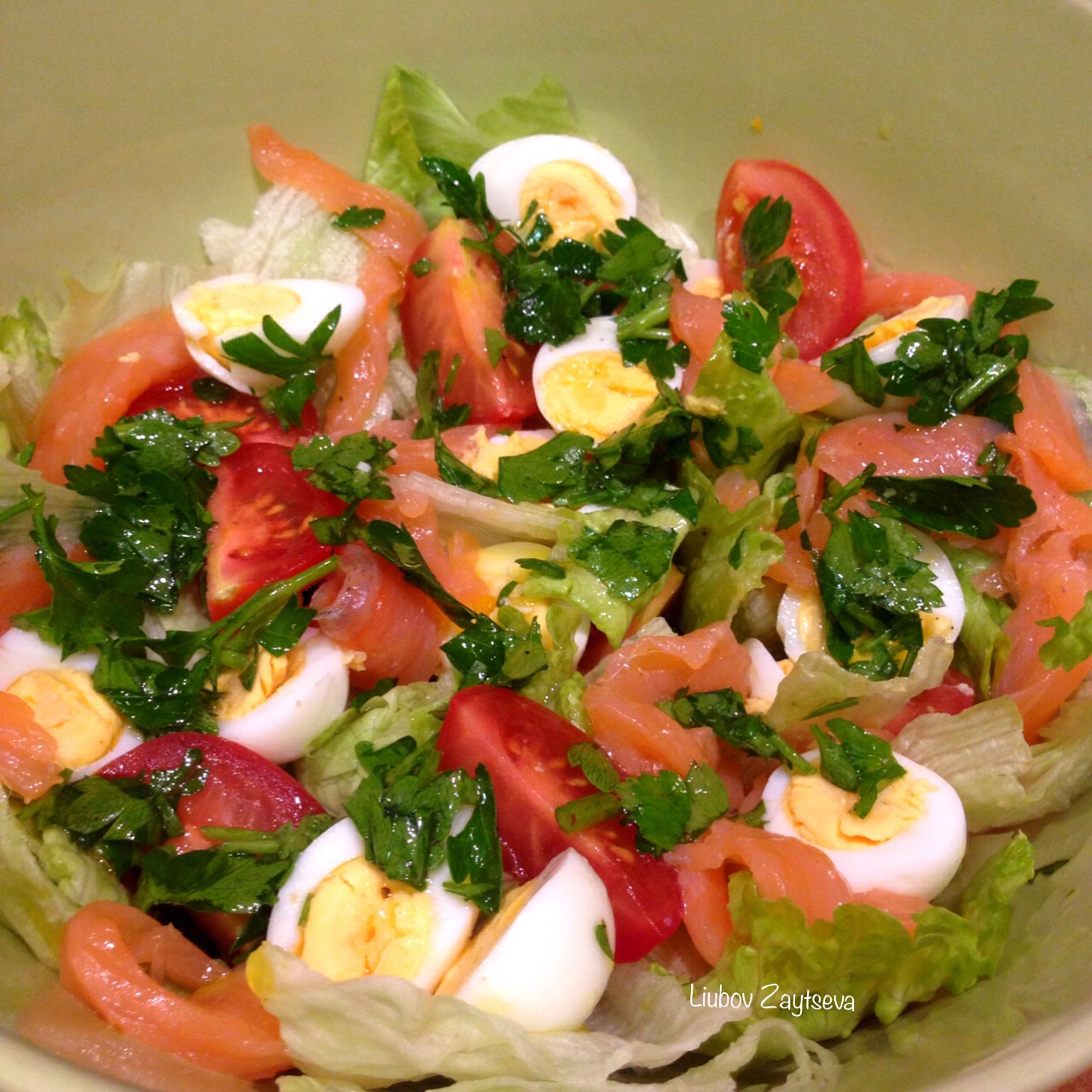Салат с перепелиными яйцами, семгой и томатами черри