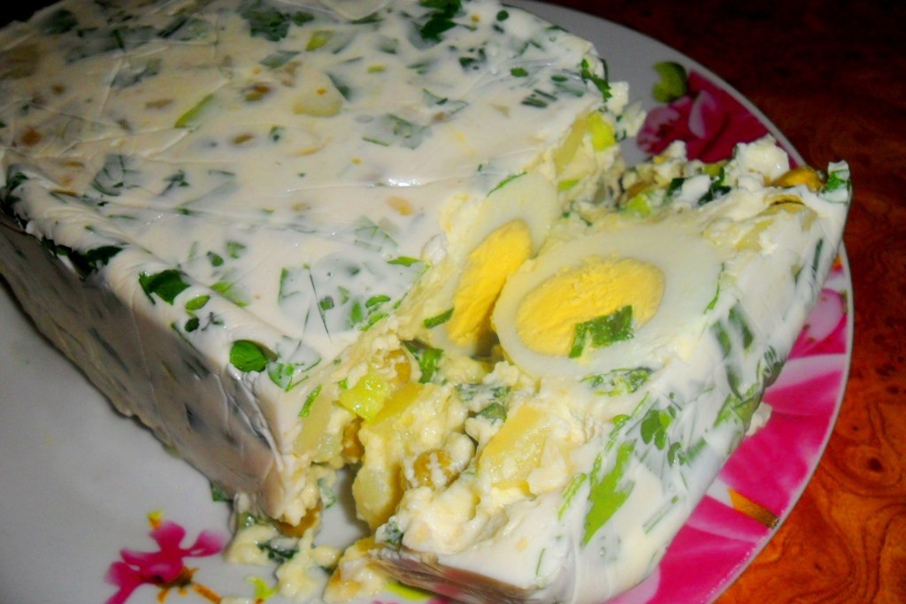 Салат-желе с курицей и овощами
